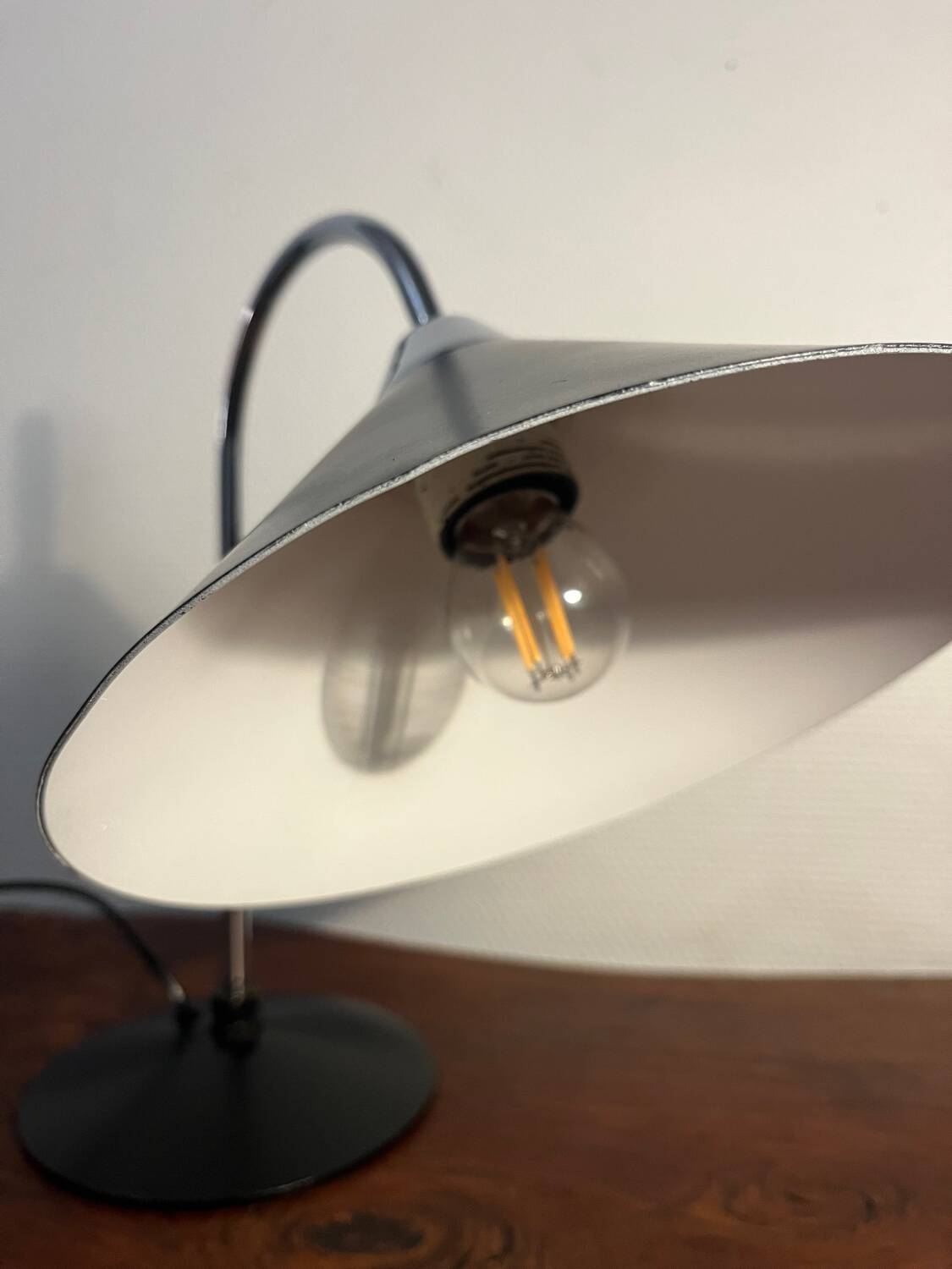 Industrial lamp with cast iron base