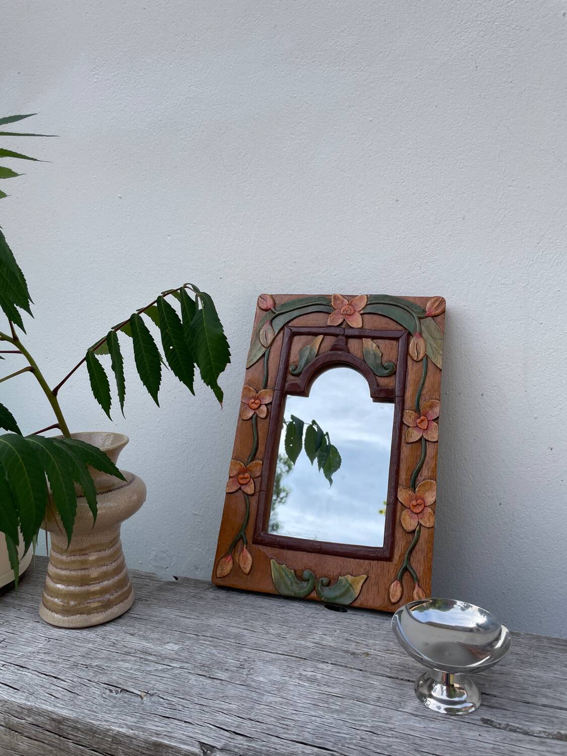 Miroir en bois, sculpté à décor de fleurs