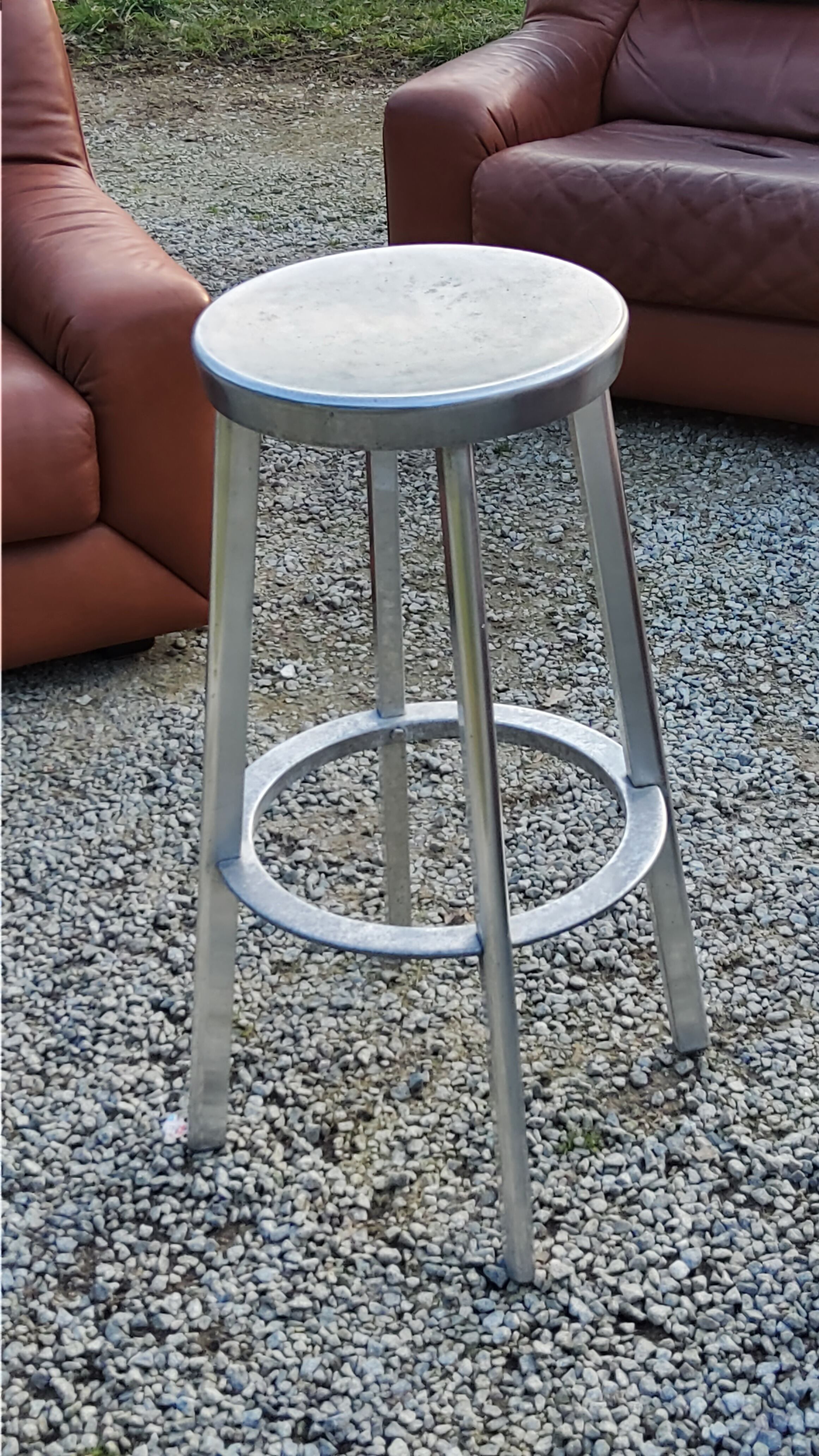 Tabouret haut de Naoto Fukasawa en fonte d’aluminium Magis éditeur Italy
