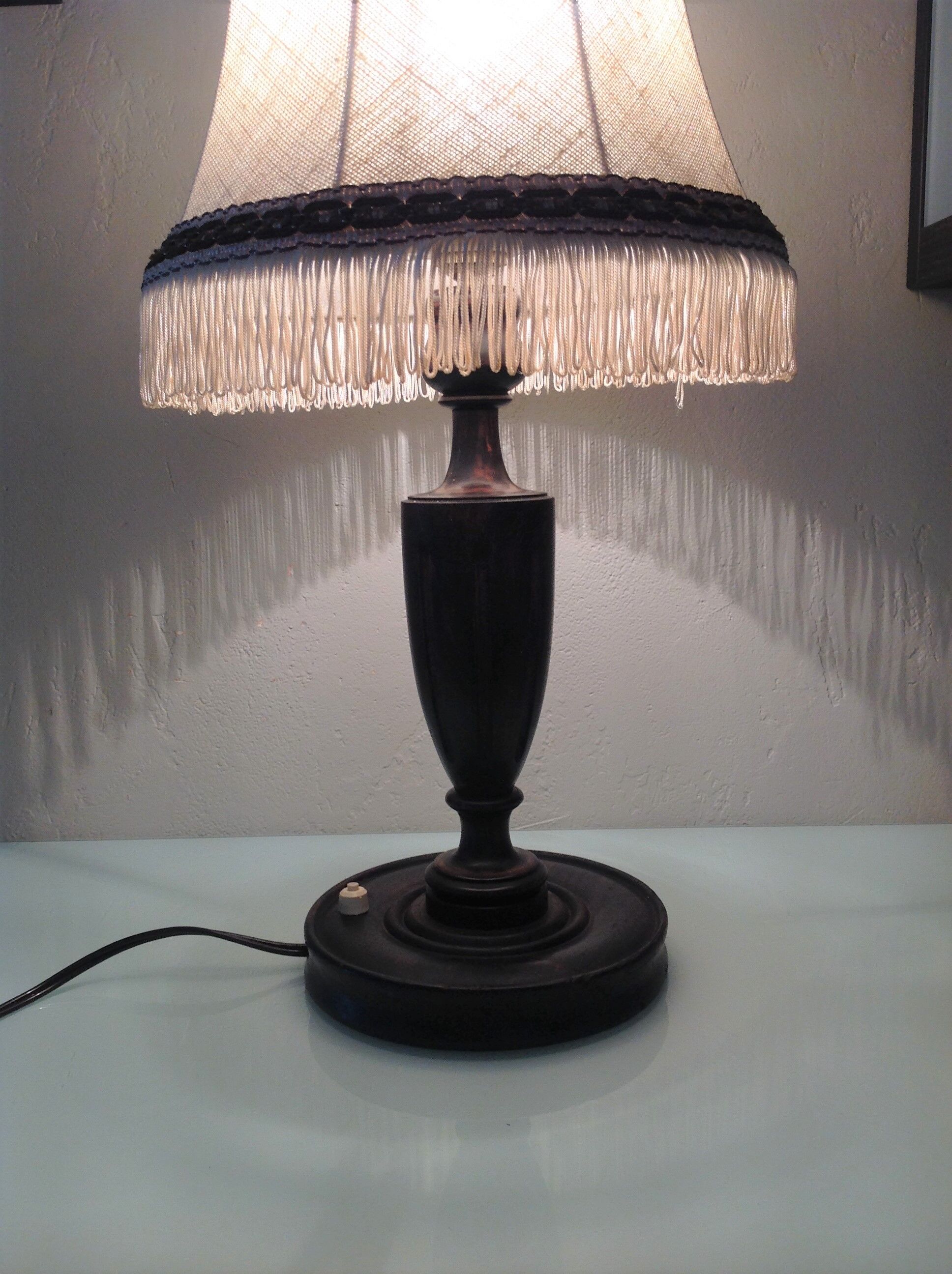 Lampe en bois tourné et abat en tissu beige style art déco / années 40-50
