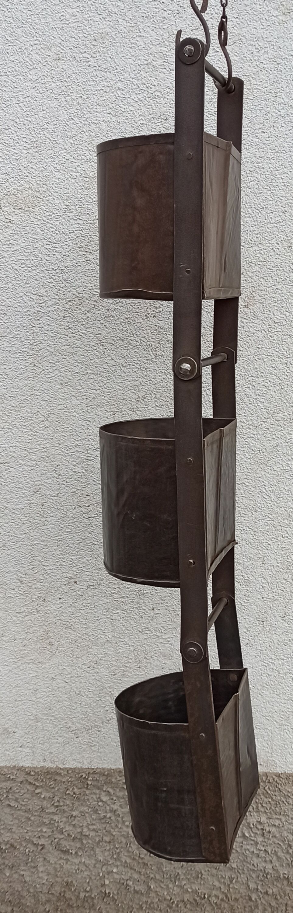 Suspension of three zinc buckets