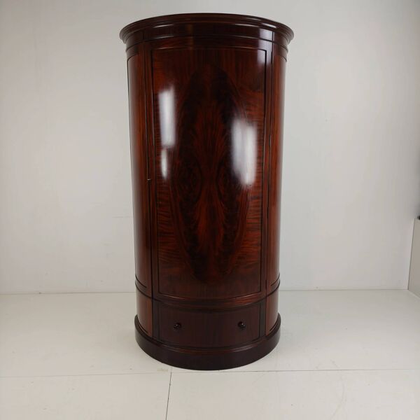 Armoire à façade cintrée en acajou de style édouardien par Maple & Co.