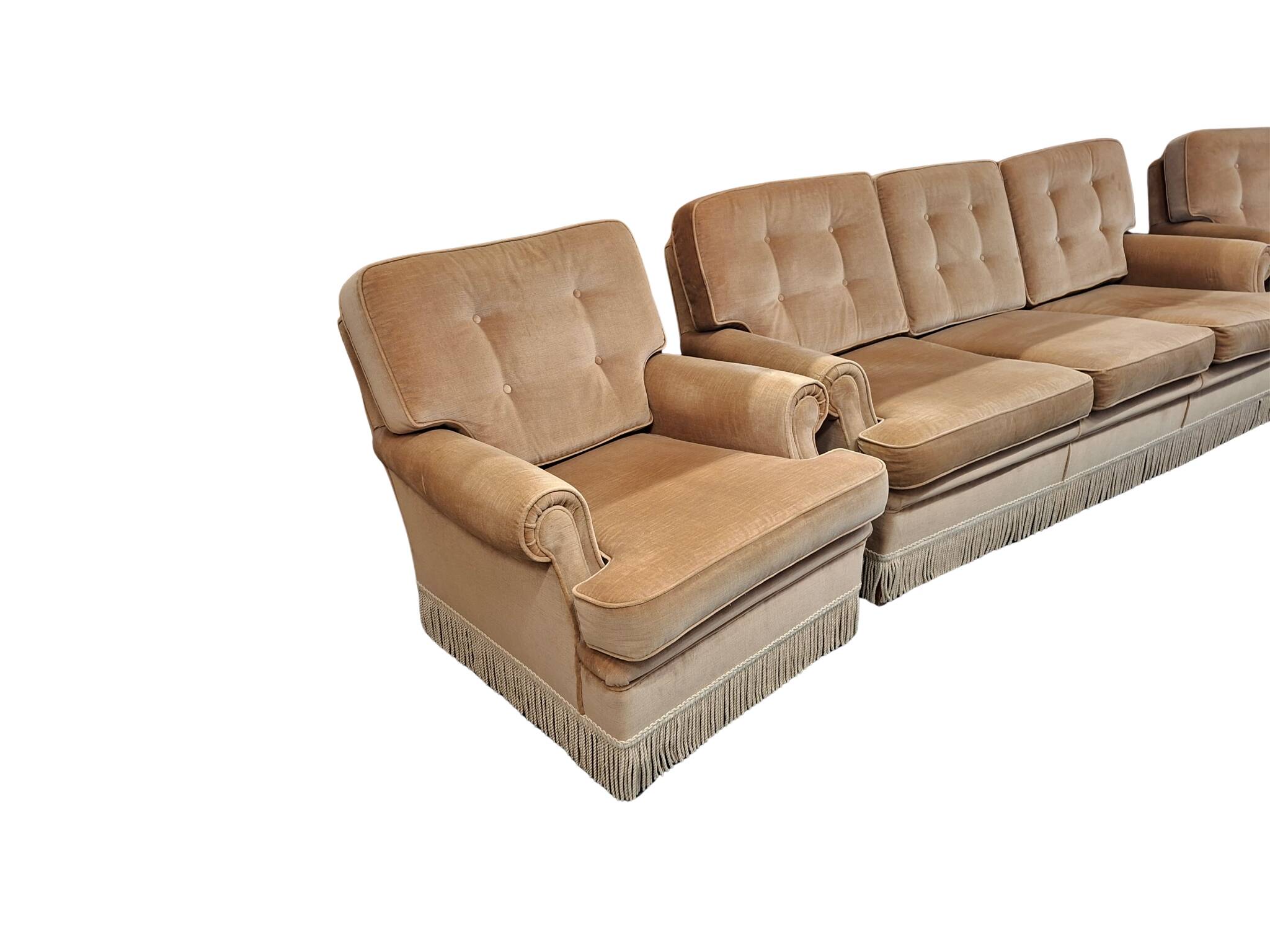 Set salotto in ciniglia degli anni ’70 con frangia decorativa
