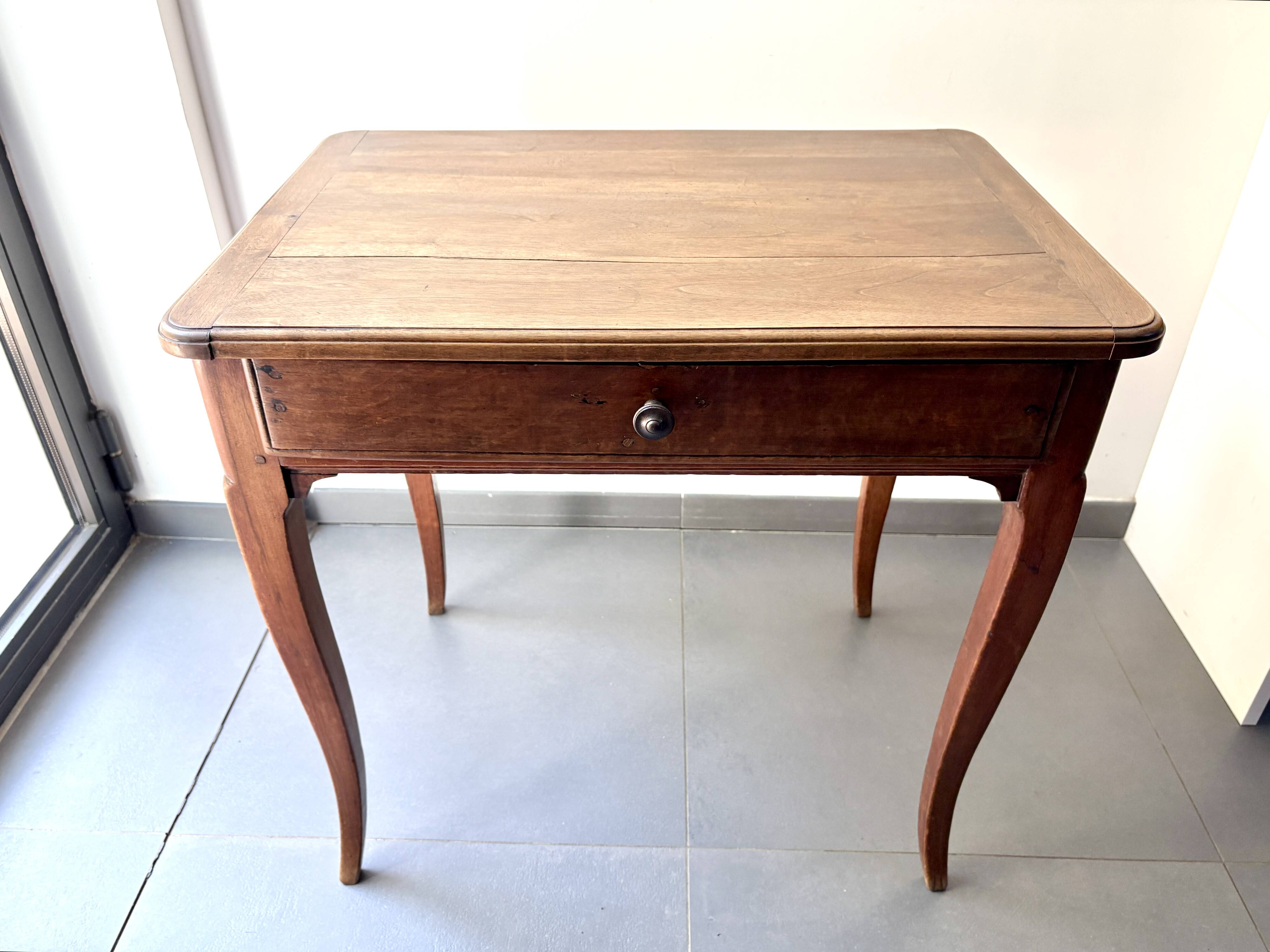 Secrétaire, table d’appoint Louis XV en bois fruitier