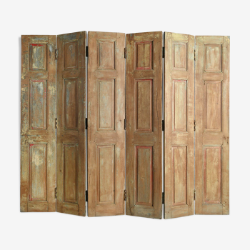 6-flapper patinated wooden screen