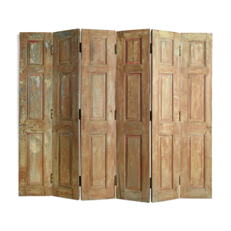 6-flapper patinated wooden screen