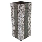 Vase en céramique brutaliste européen des années 1970 – forme haute et texturée, typique du style moderne du milieu du siècle.