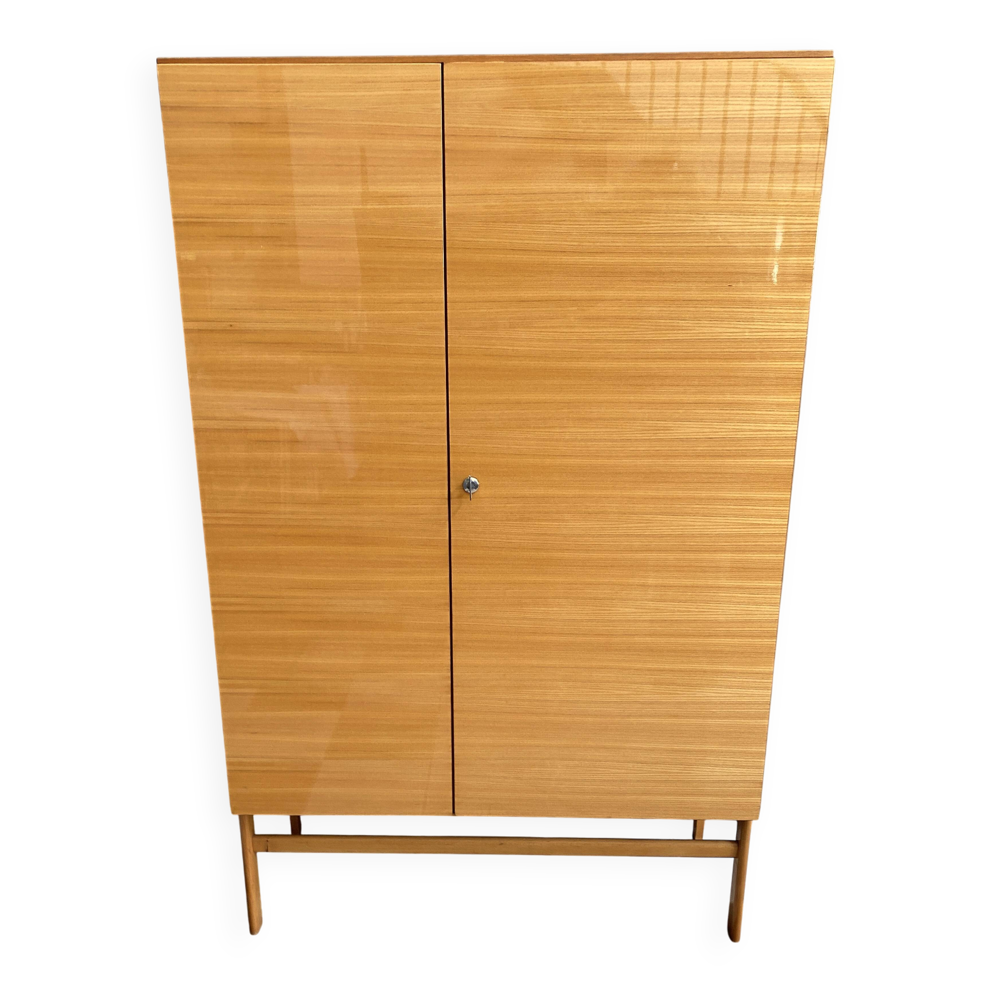 Asymmetrical shelf in blond wood by Jitona