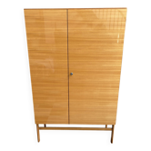 Étagère asymétrique en bois blond de Jitona