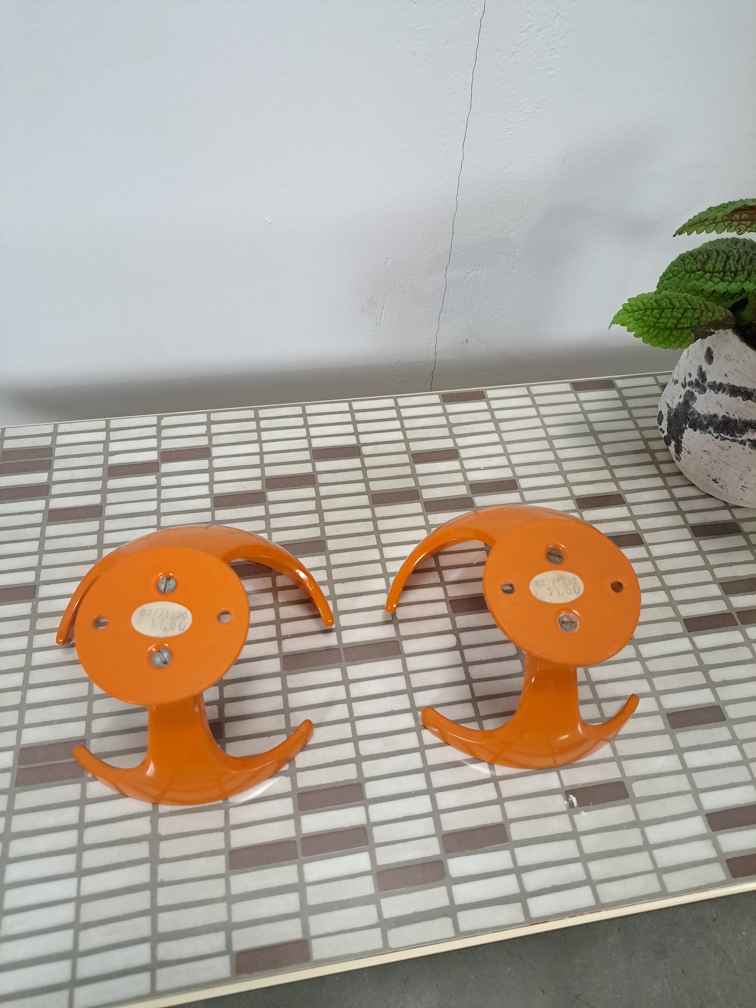 Set 2 x space age oranje haken, wandhaak, kapstok