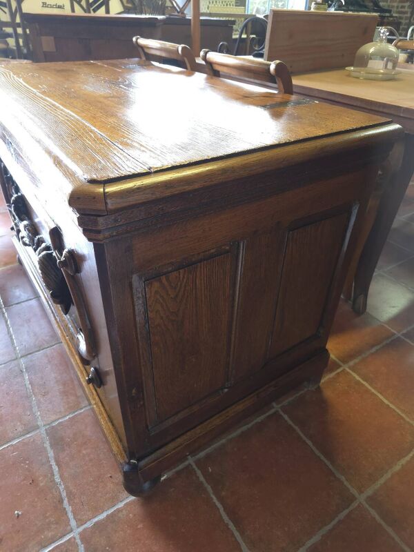 Coffre en chêne sculpté