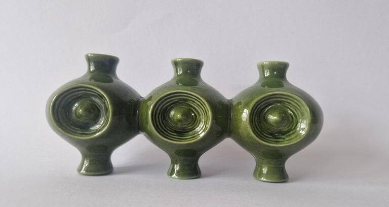 Vase en céramique rare des années 1970, à poser ou à accrocher au mur.