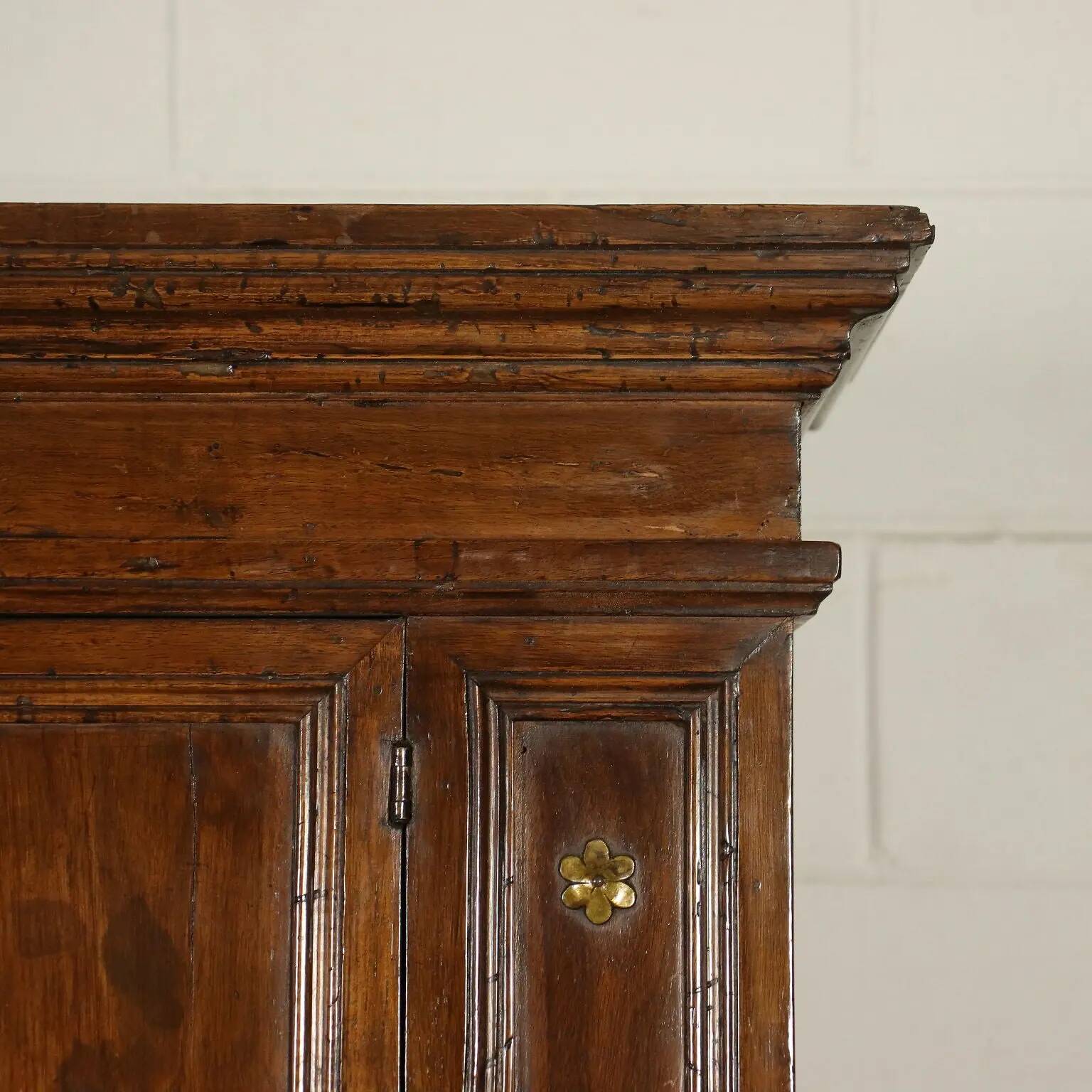 Baroque buffet in walnut and poplar, Italy, 18th century.