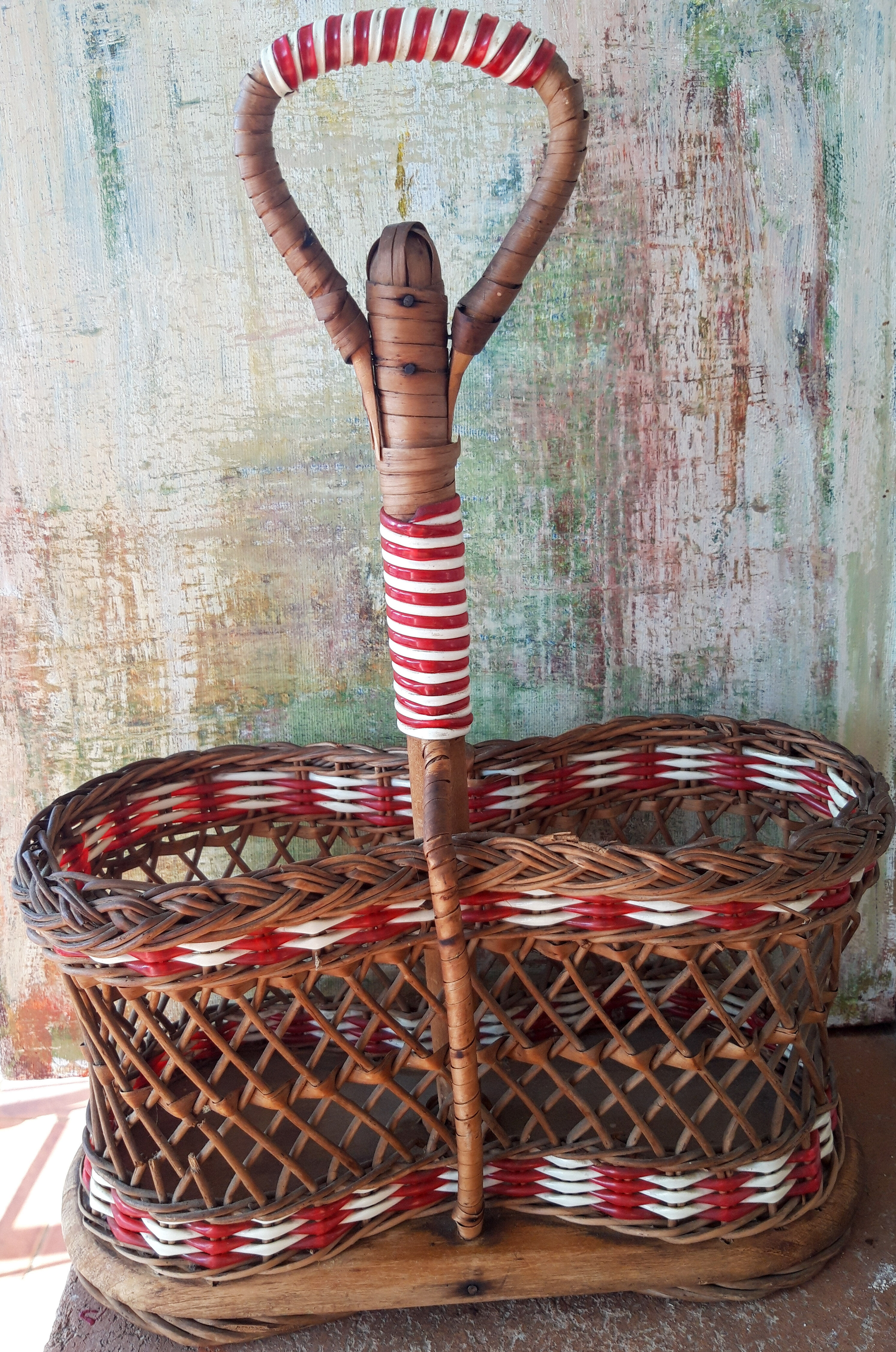Bottle holder in braided wicker, rattan and scoubidou