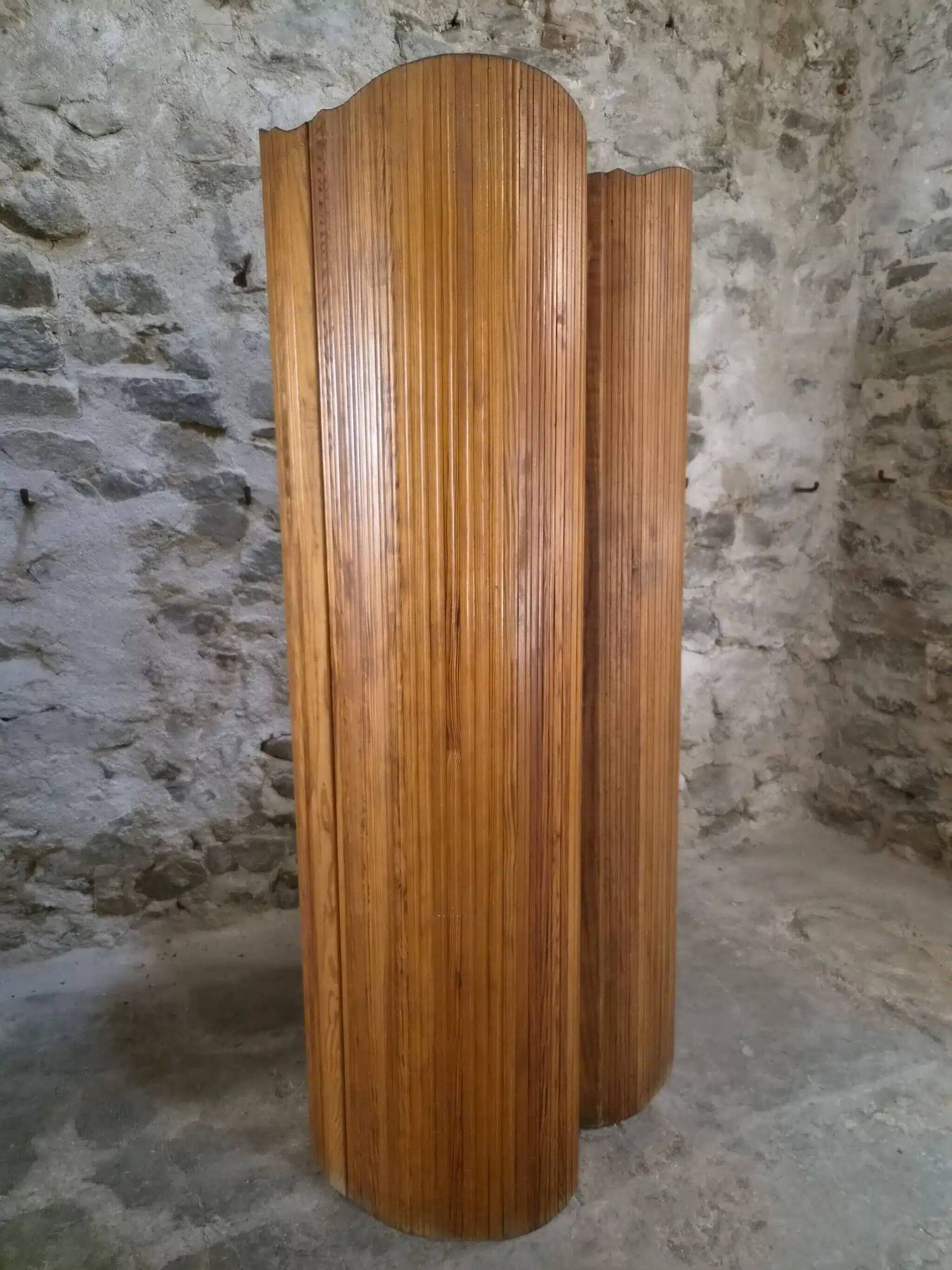 Large French folding screen in pine, room divider, 1950s, attributed to Baumann.