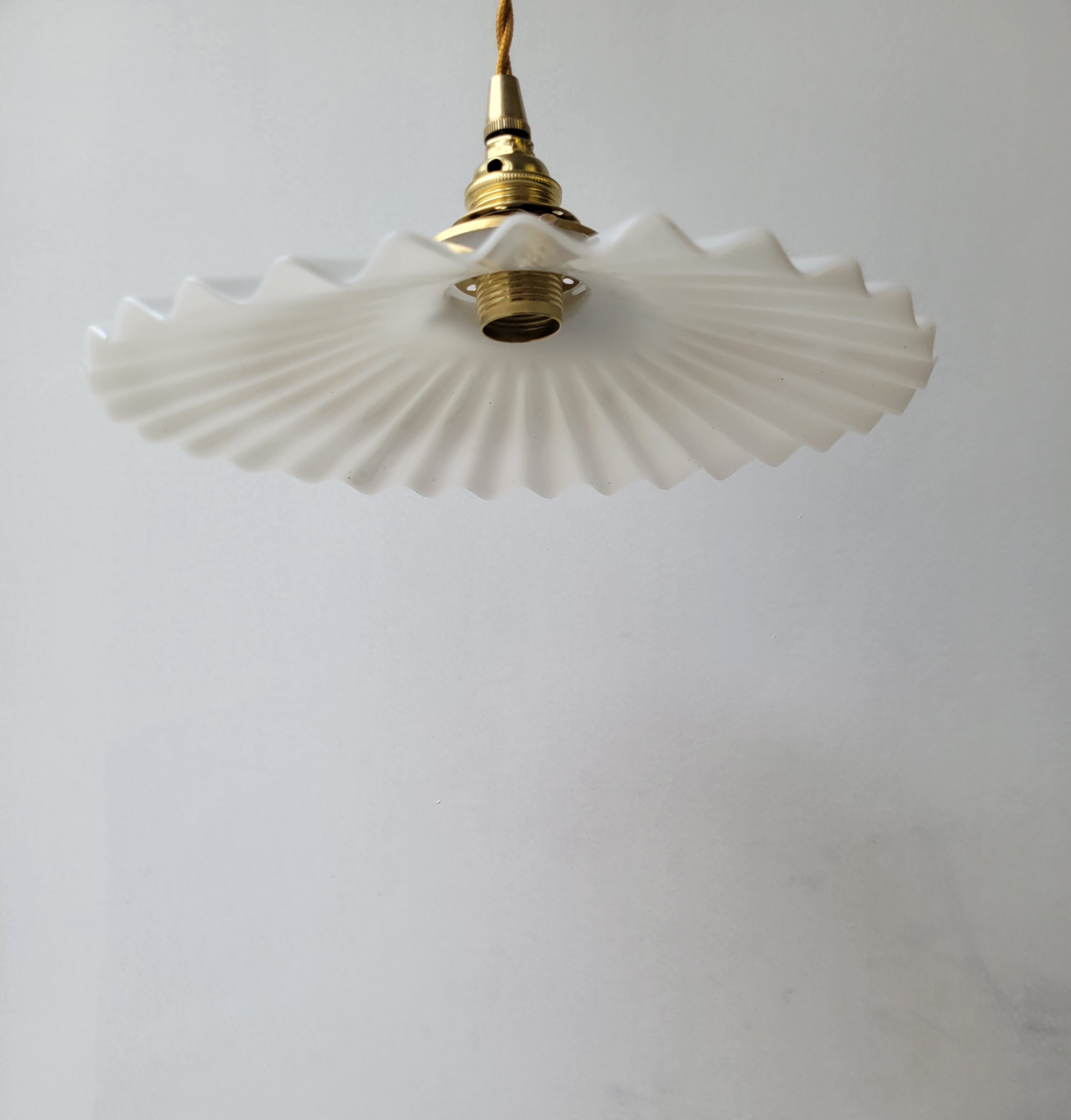 Suspension in white pleated opaline