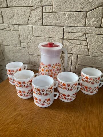 Arcopal service with its pitcher and cups