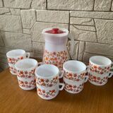 Arcopal service with its pitcher and cups