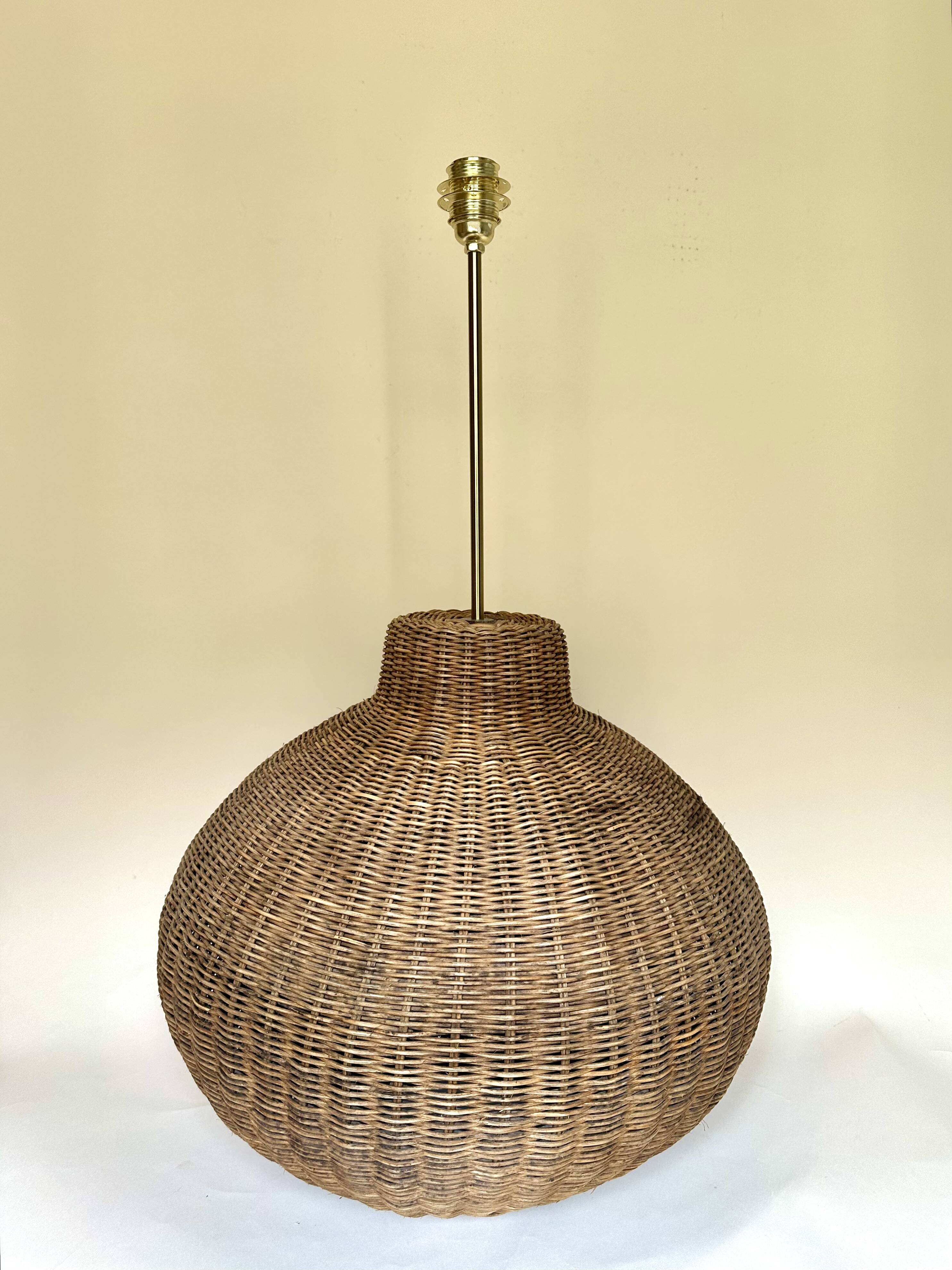 XXL lamp in woven rattan with a honeycomb lampshade