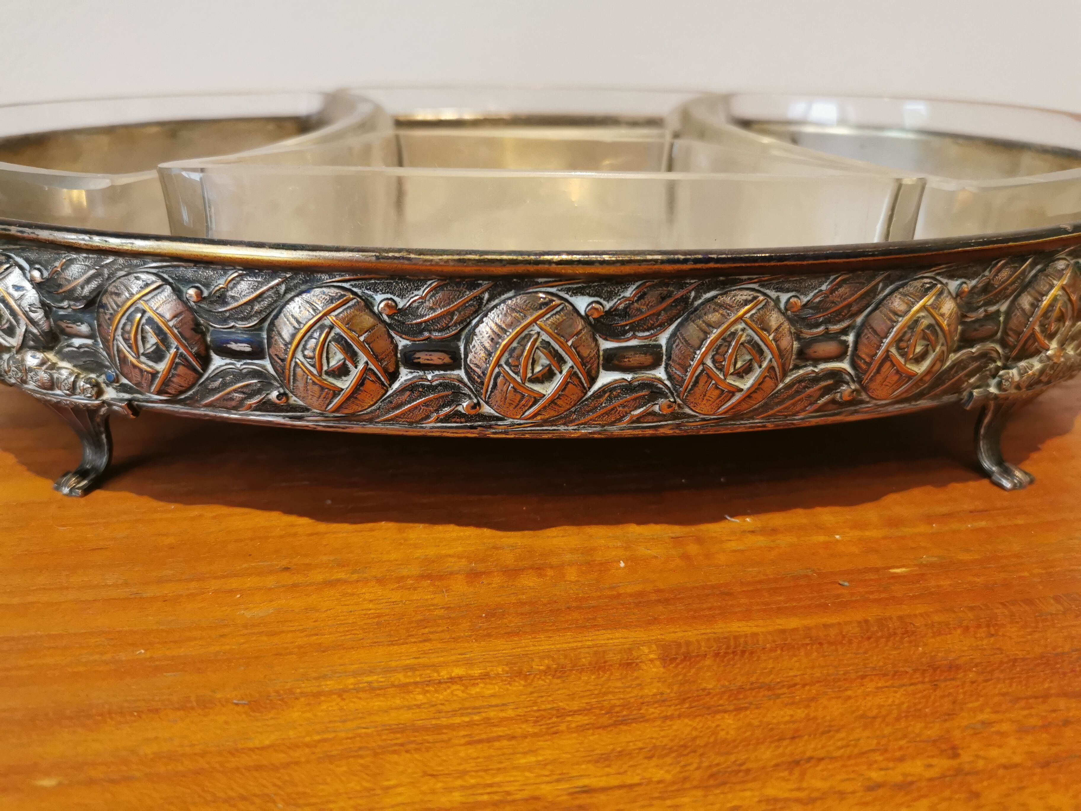 Compartmentalized silver metal top