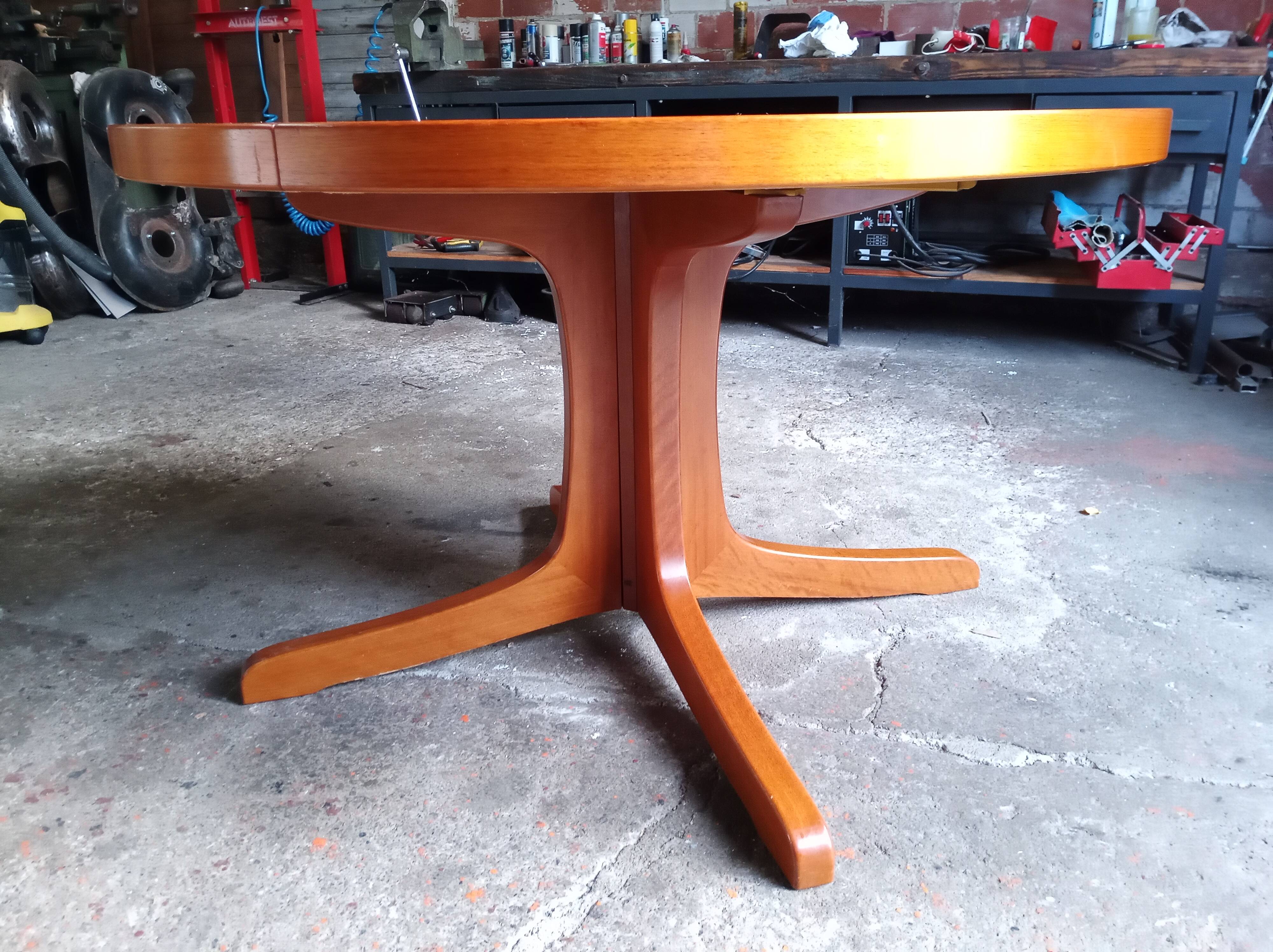 Scandinavian extending table