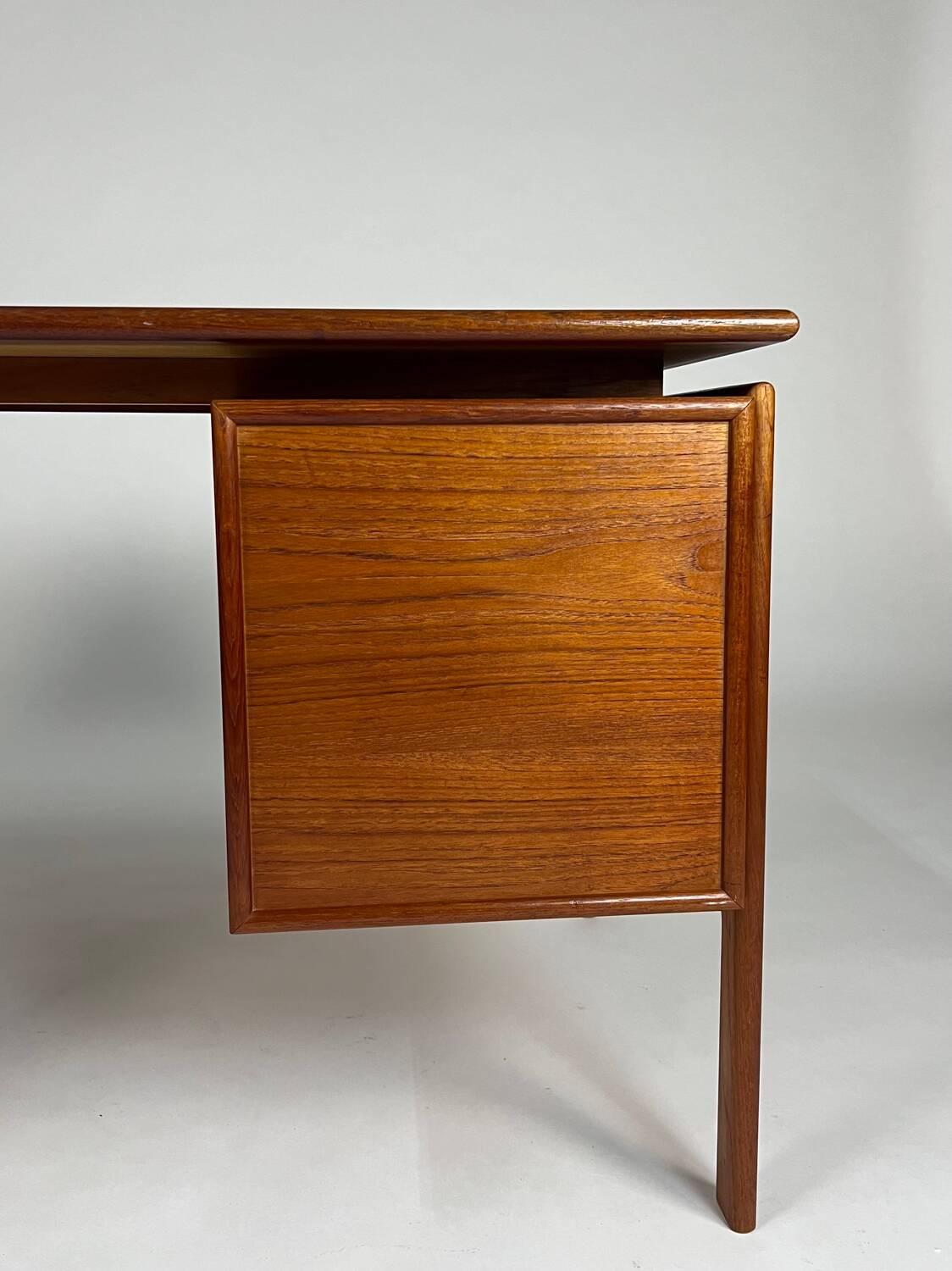 Bureau en teck design danois autoportant Gasvig Møbler vintage milieu du siècle