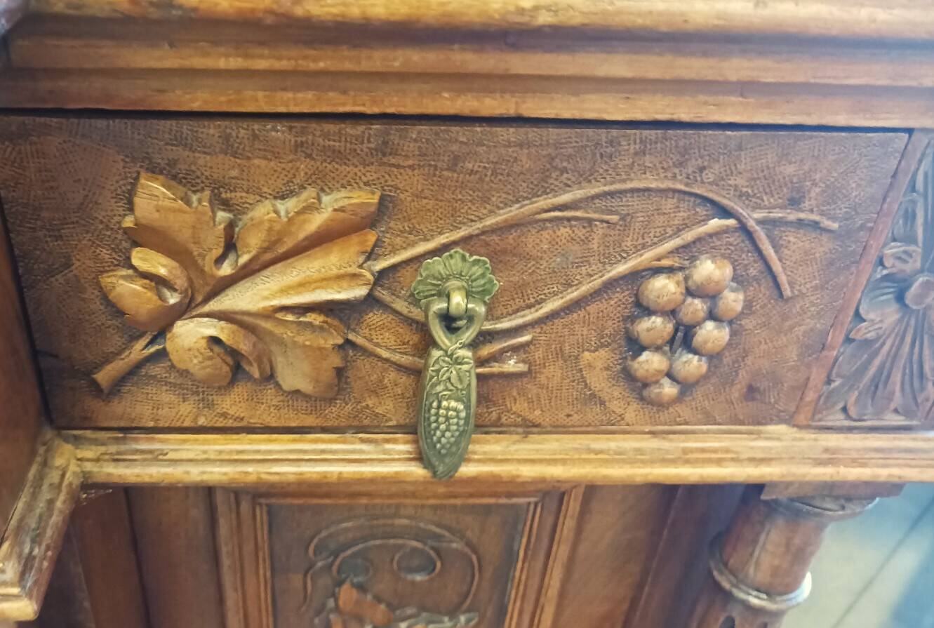 Art Nouveau buffet in carved oak with vine decoration