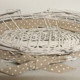 Presentation basket in white wicker
