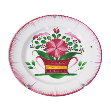 Plate and its wall attachment