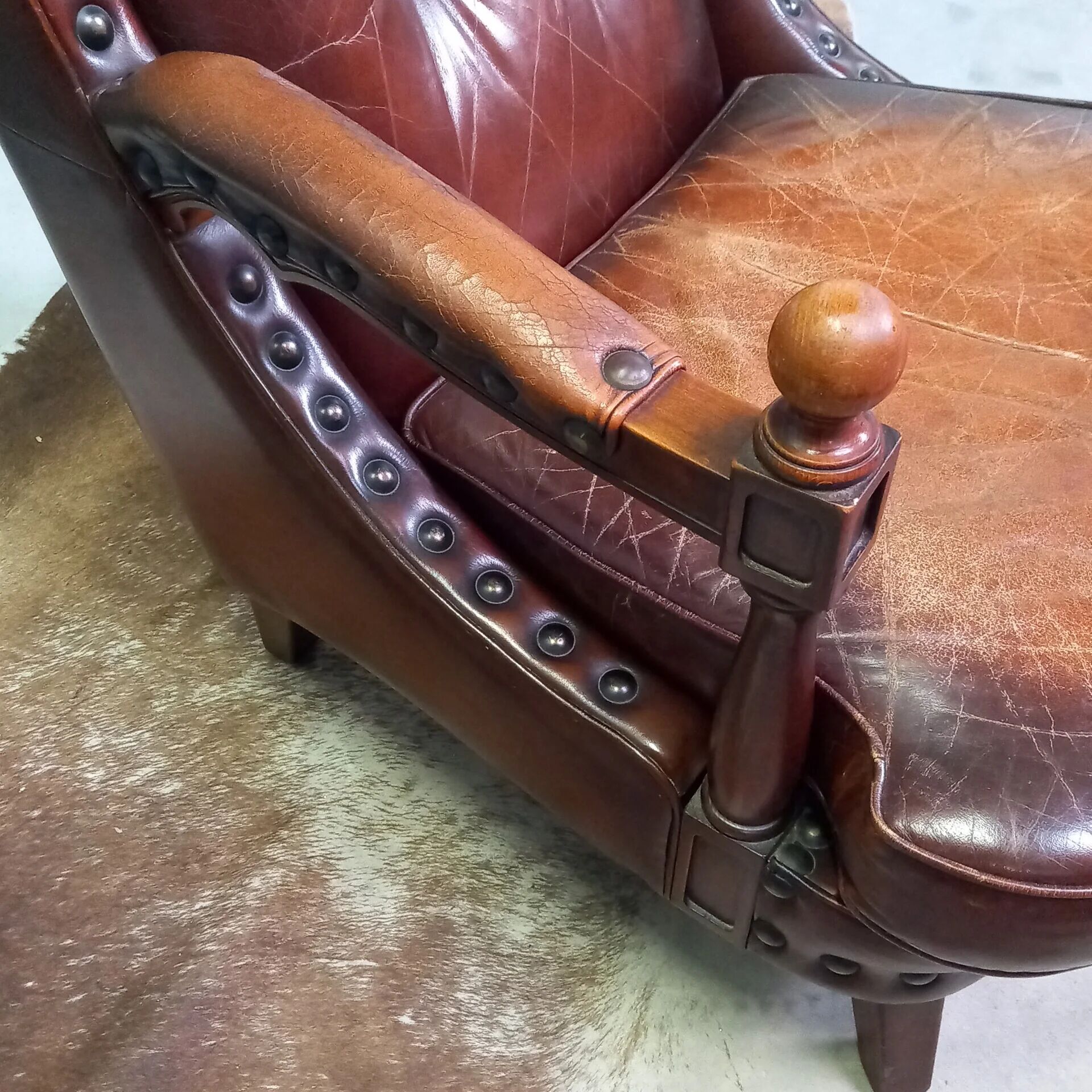 Particularly sturdy library armchair with studs - armchair