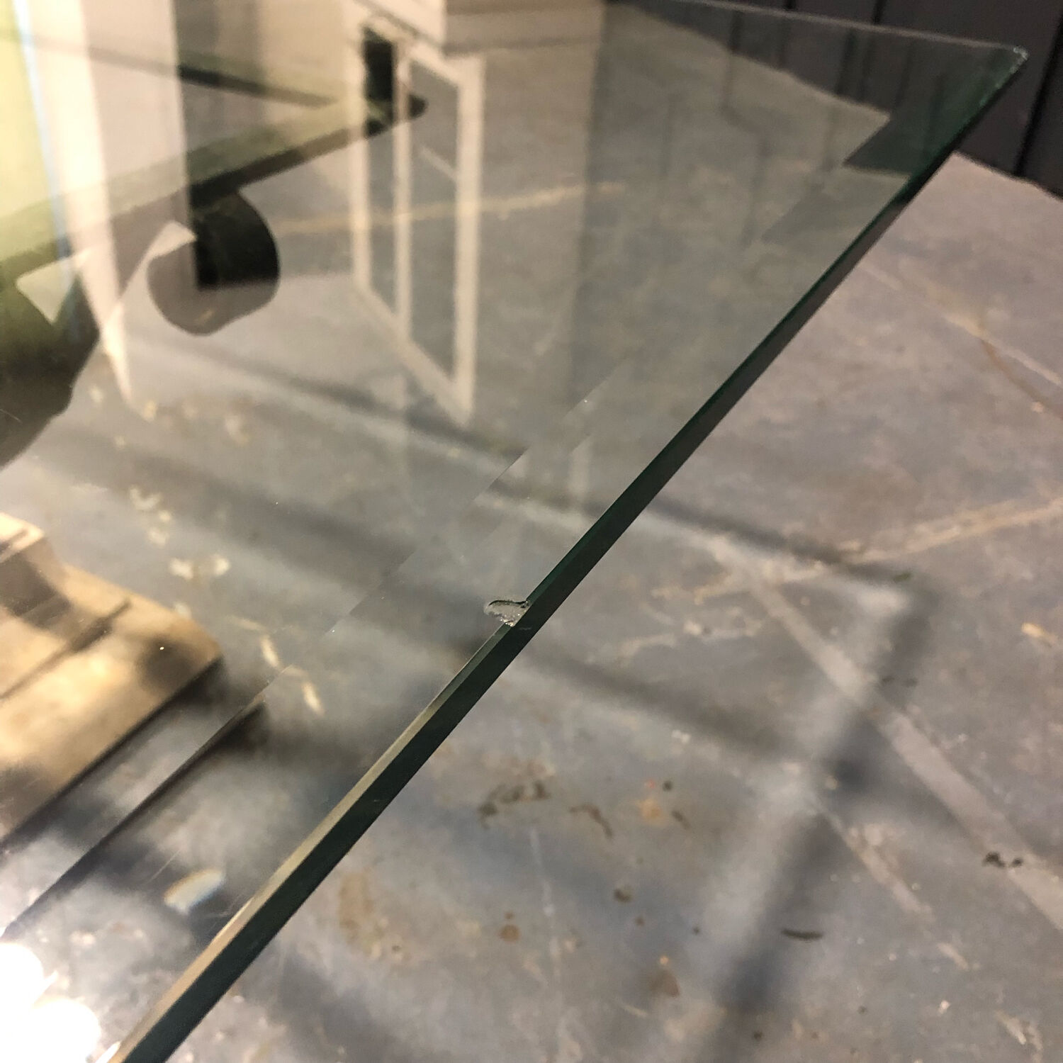 Table basse fer et verre patine antique