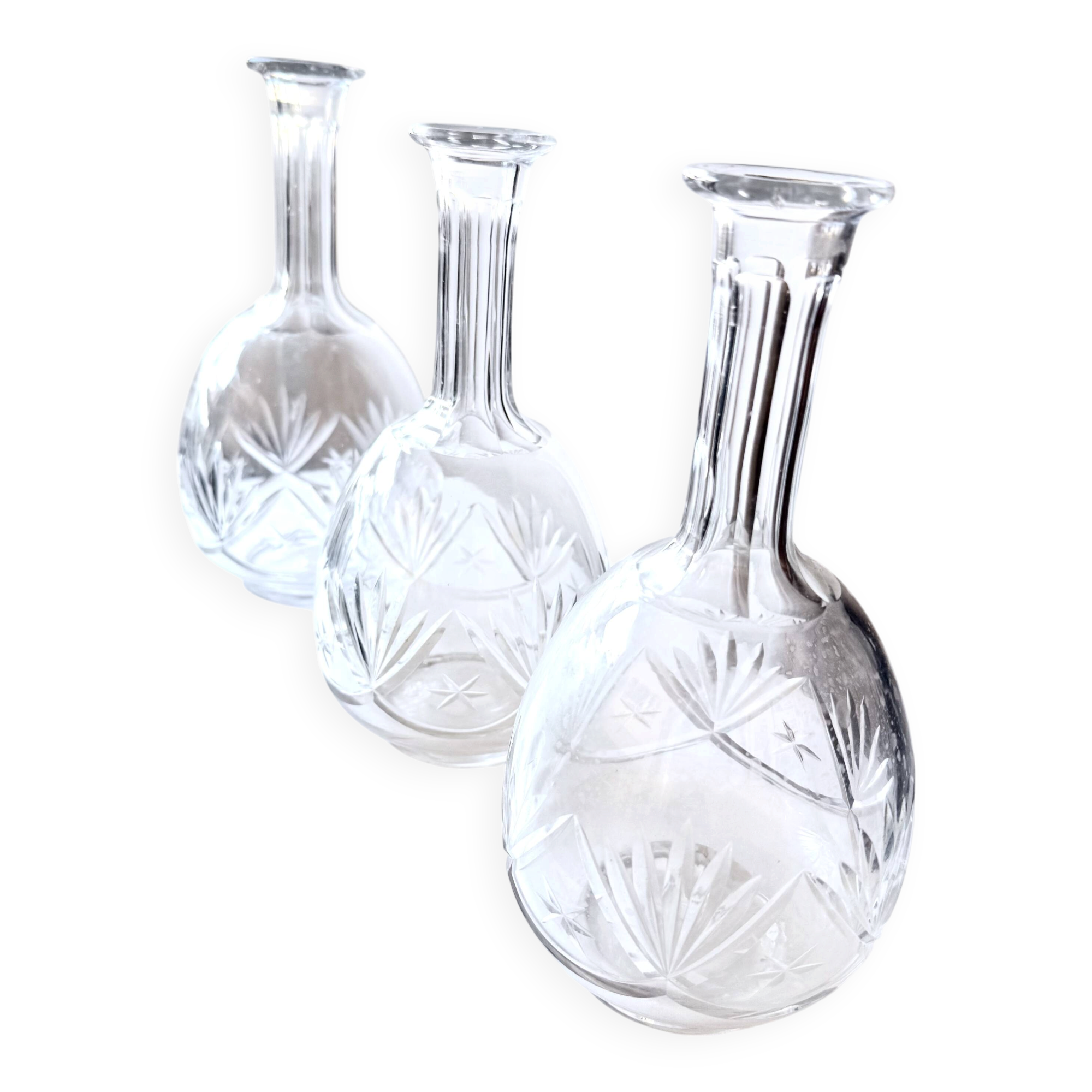 3 carafes en cristal gravé