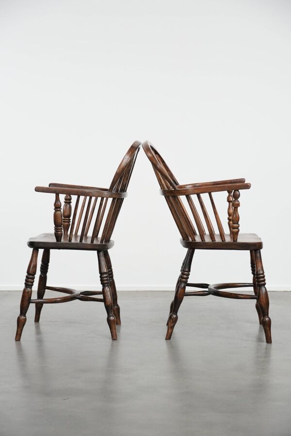Ensemble ancien de 8 très belles chaises/fauteuils Windsor anglais, avec une belle palette de couleurs et une jolie patine.