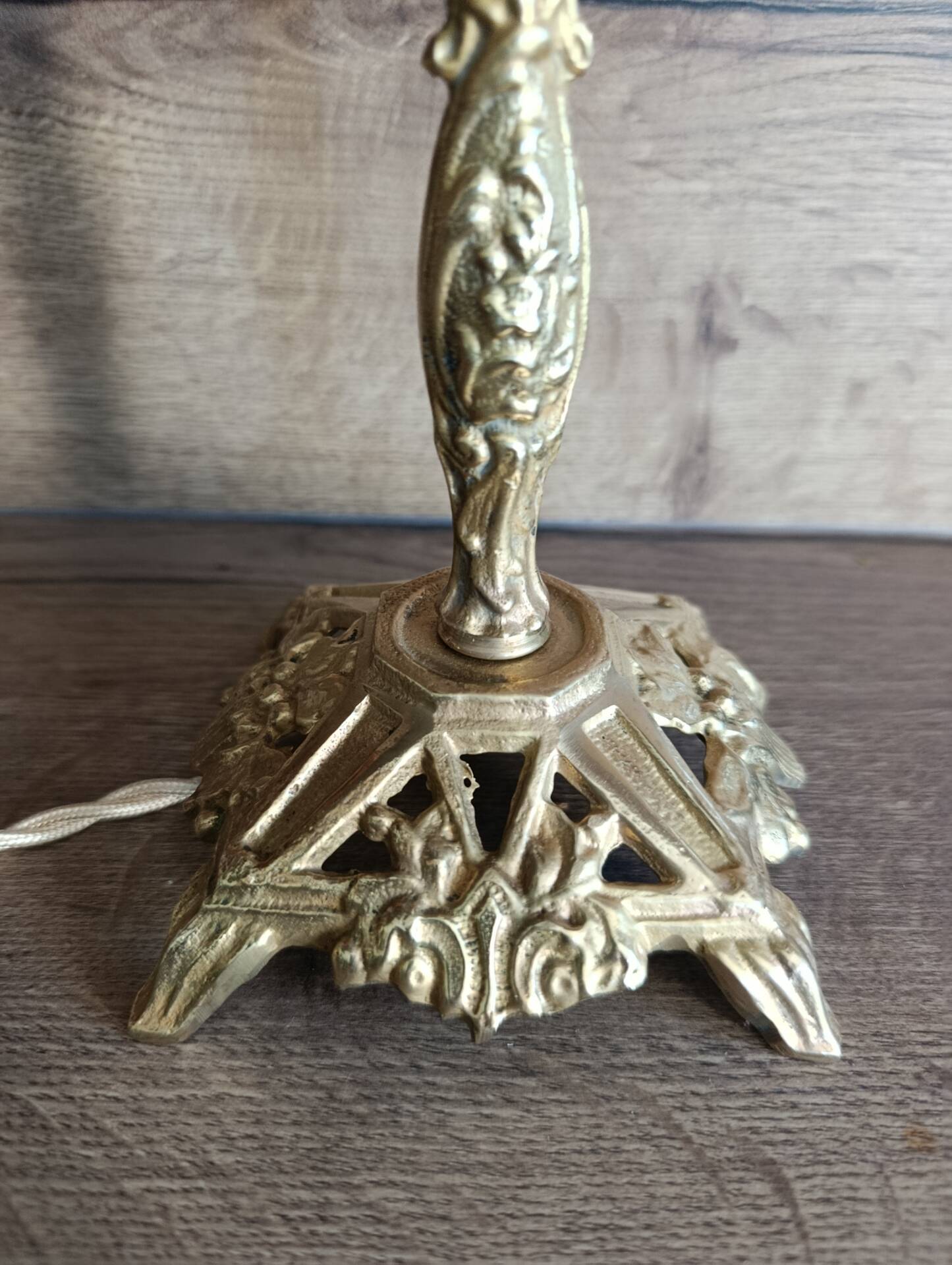 Retro-chic upcycled lamp | bronze and spherical glass