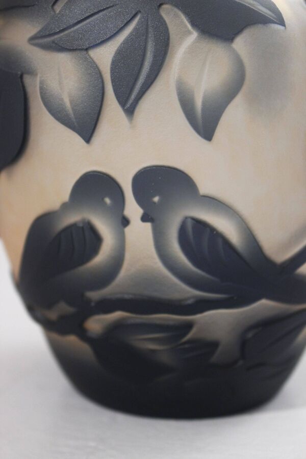 De Vianne France vase aux oiseaux pâte de verre dégagée à l'acide XXème