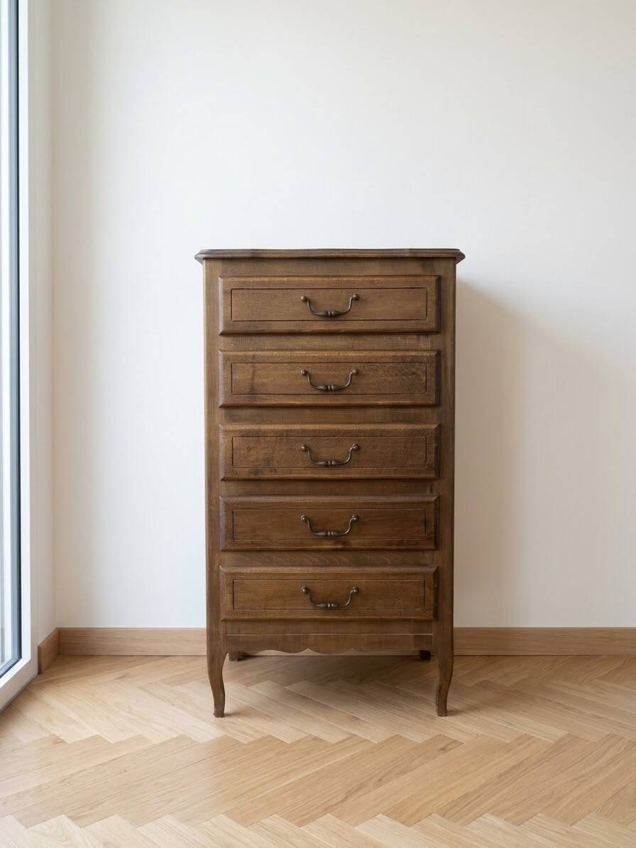 Antique chest of drawers with 5 wooden drawers.