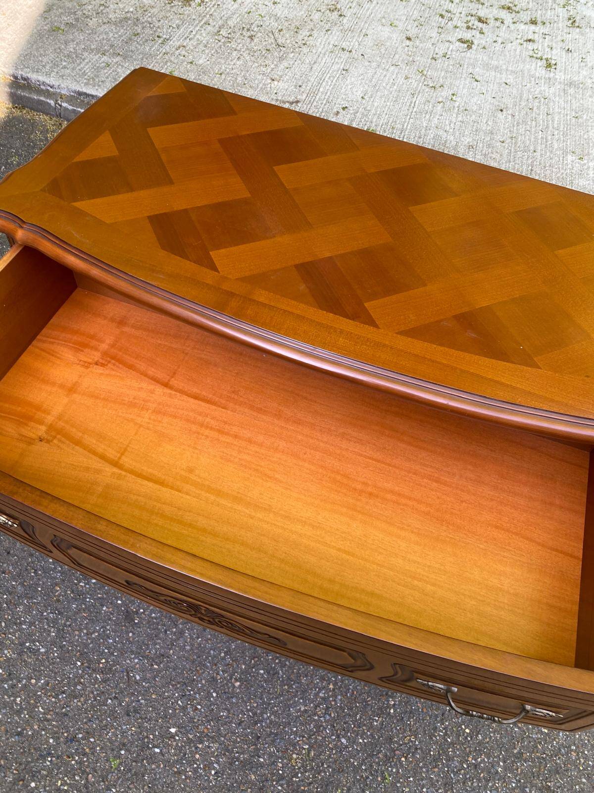 Curved bow commode Louis XV in solid wood and marquetry from the 1960s of the 20th century.