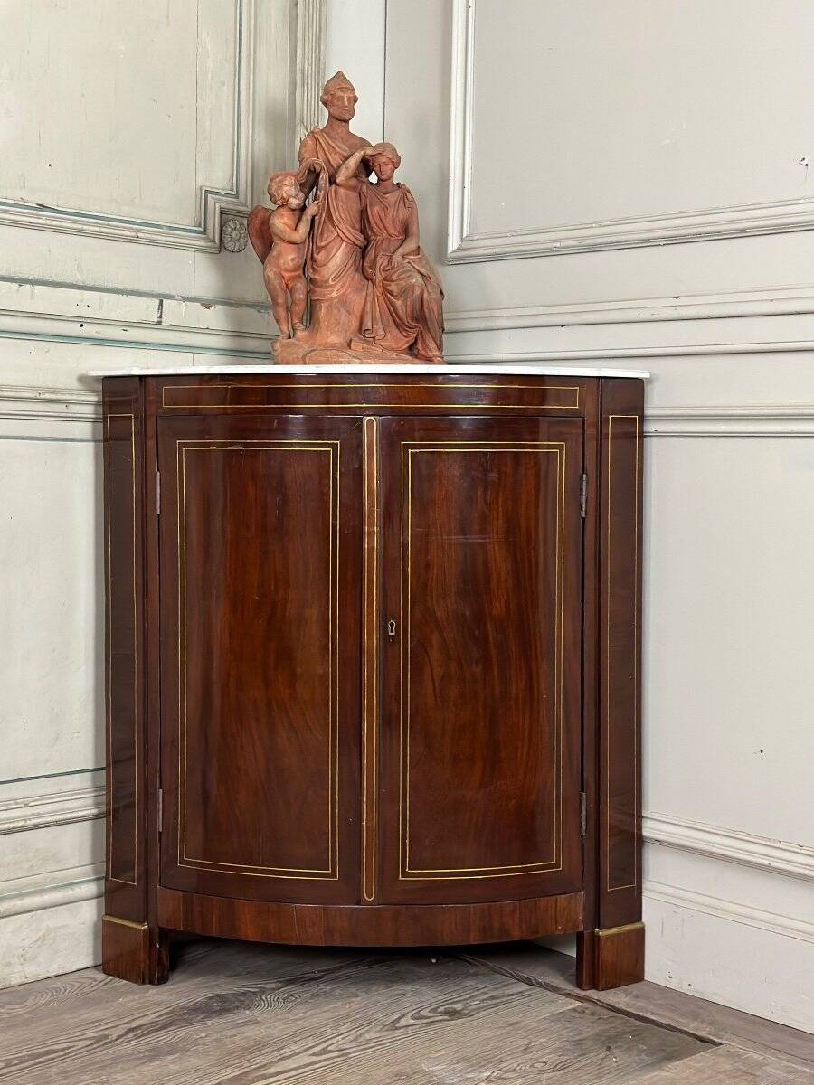 Encoignure en acajou et marbre blanc de Carrare, vers 1800