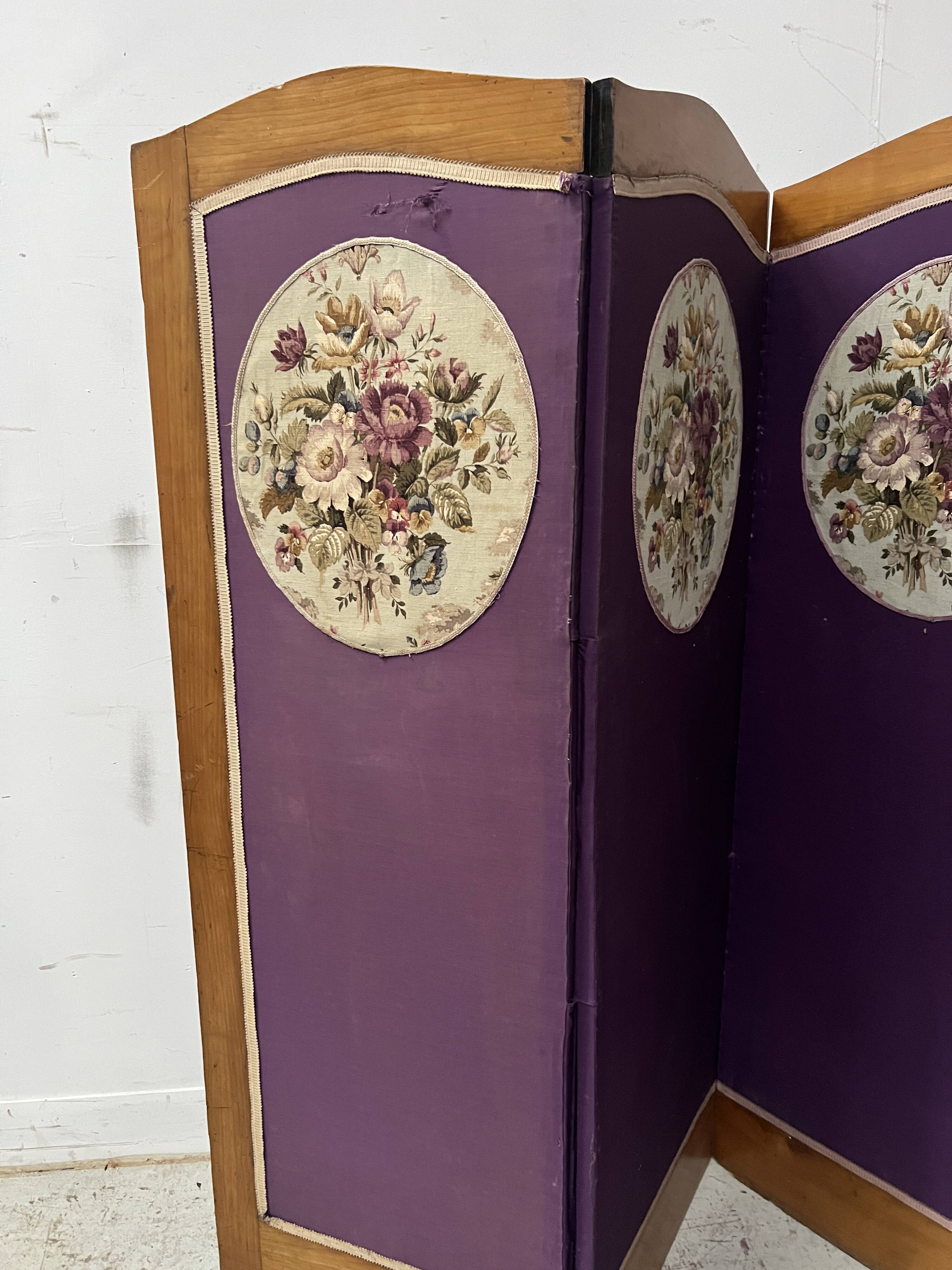 Four-panel screen decorated with an oval tapestry from the 20th century.