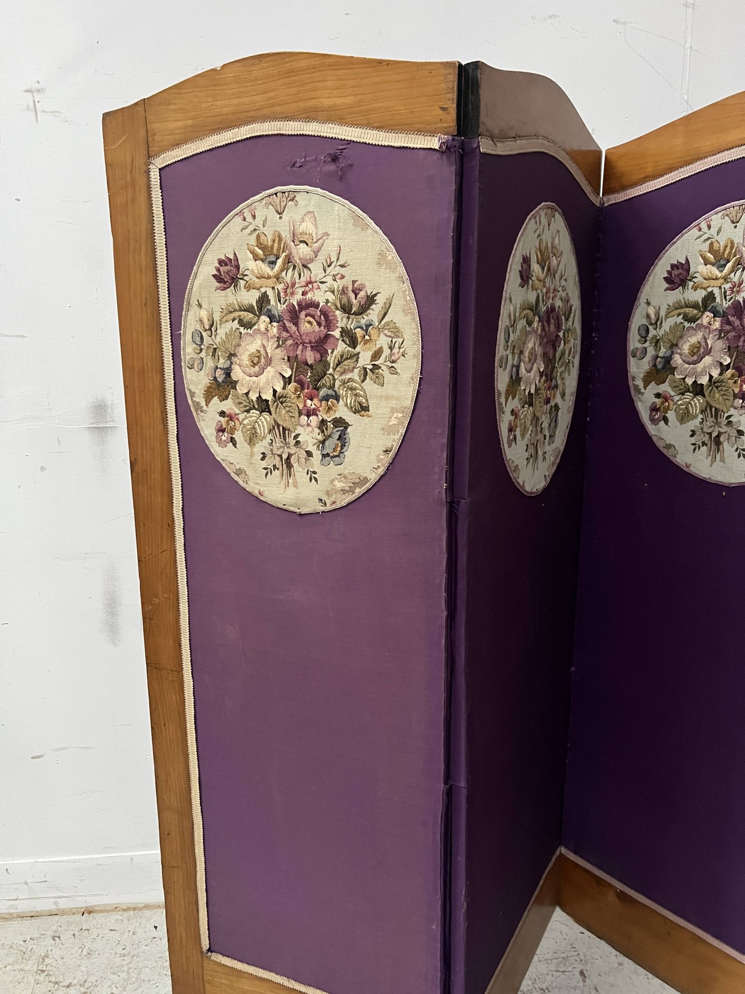 Four-panel screen decorated with an oval tapestry from the 20th century.