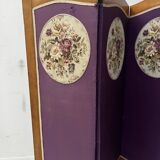 Four-panel screen decorated with an oval tapestry from the 20th century.