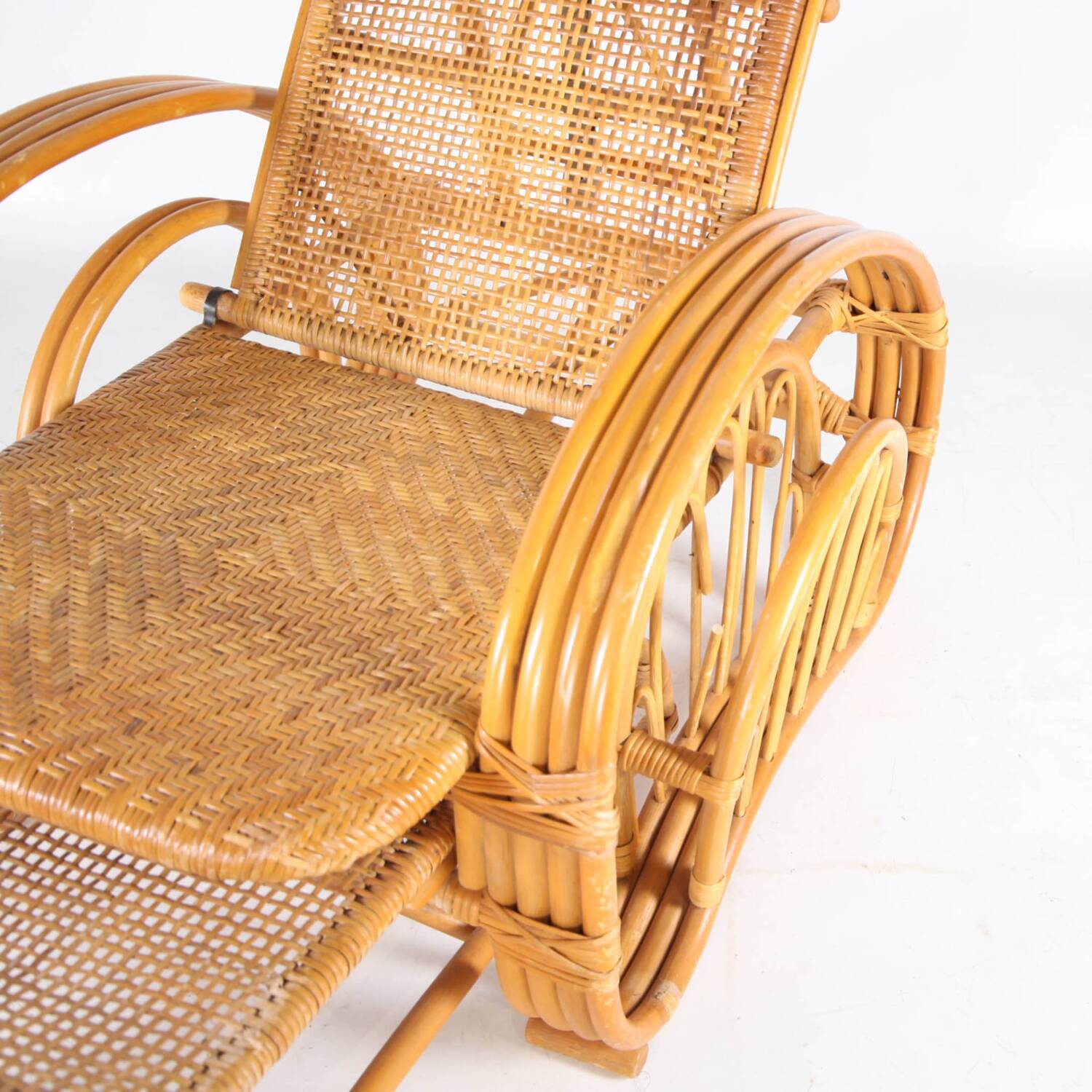 Rattan chaise longue