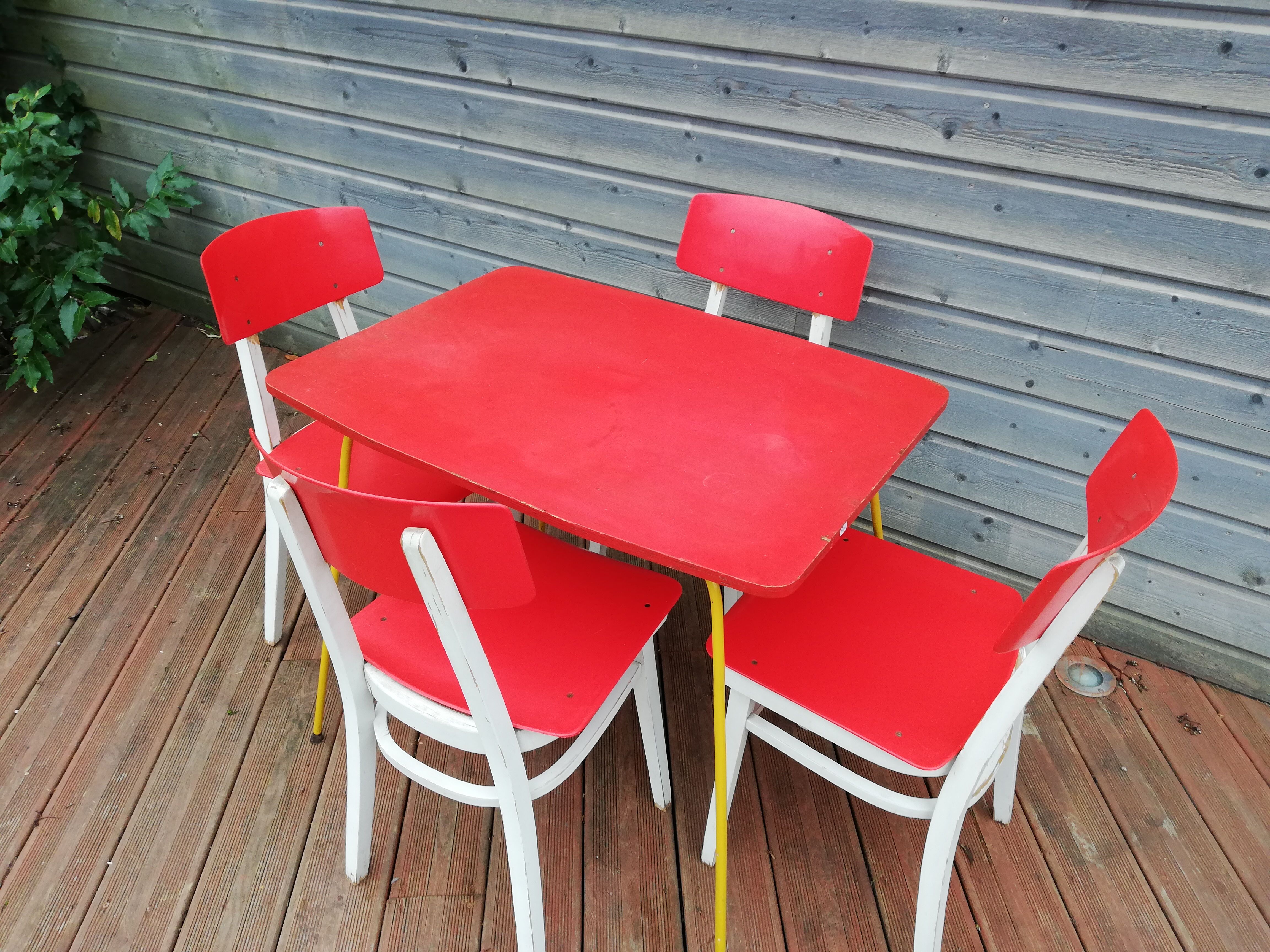 Lot de 4 chaise et une table vintage , années 70