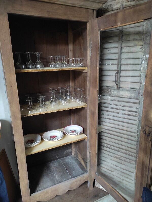 Meuble armoire vitrine vitré bois massif aéro-gommée ancien
