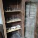 Meuble armoire vitrine vitré bois massif aéro-gommée ancien