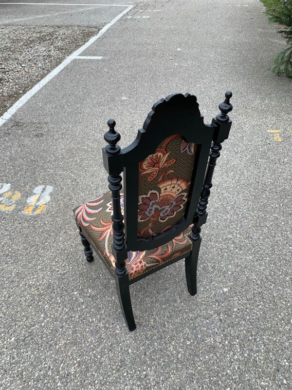 Chaise noir fleurie
