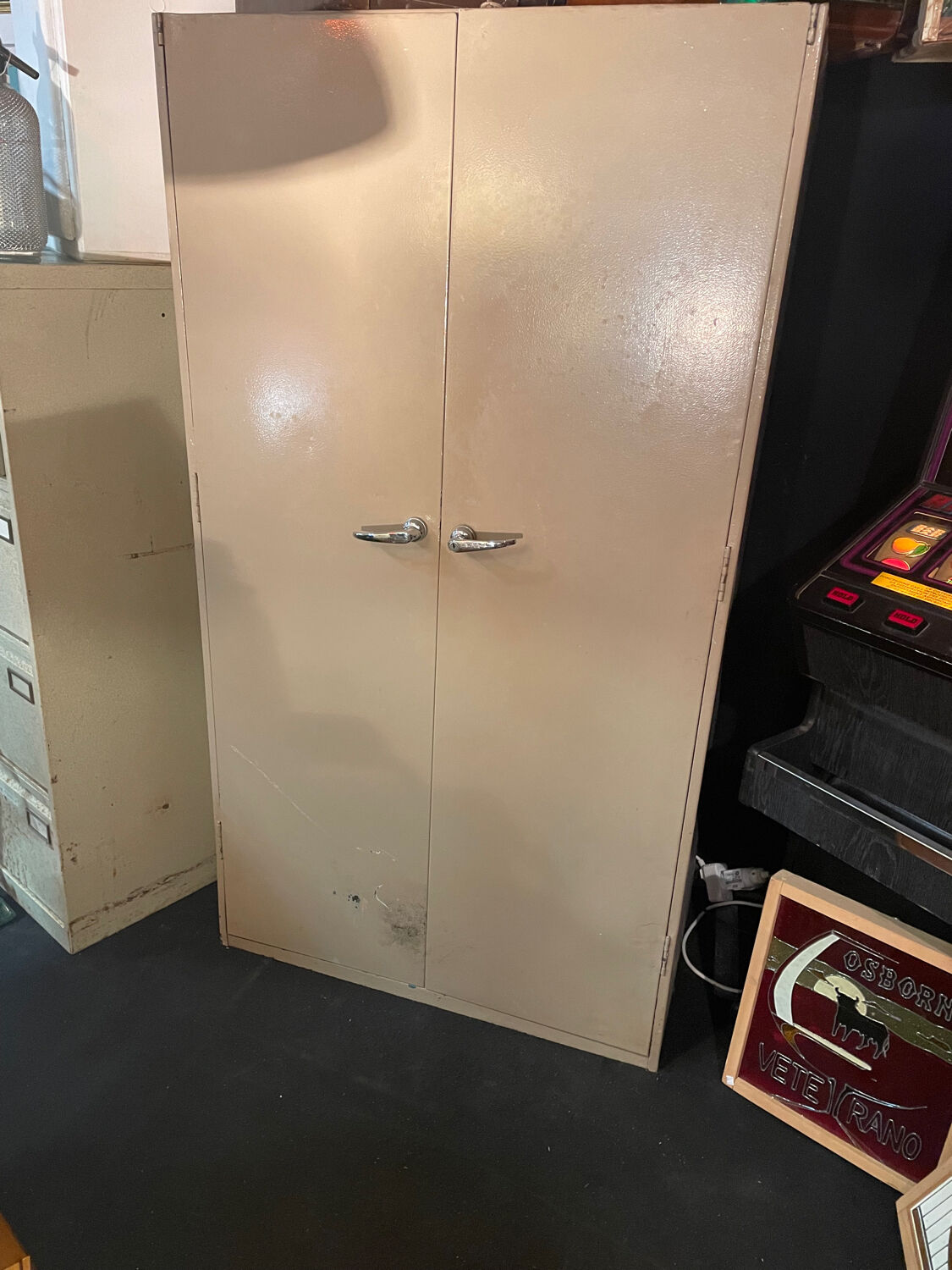 Metal cabinet