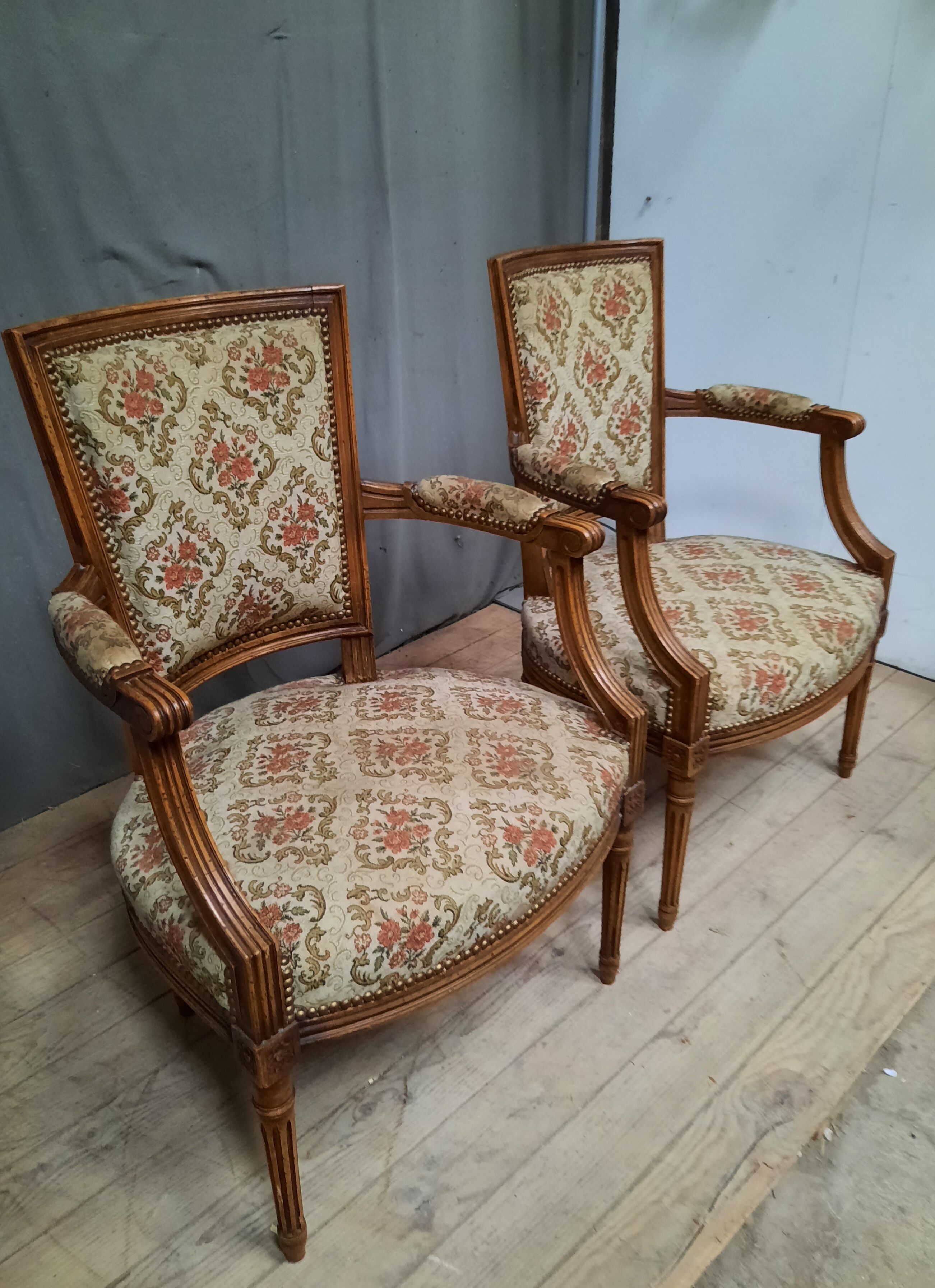 Paire de fauteuils de style Louis XVI