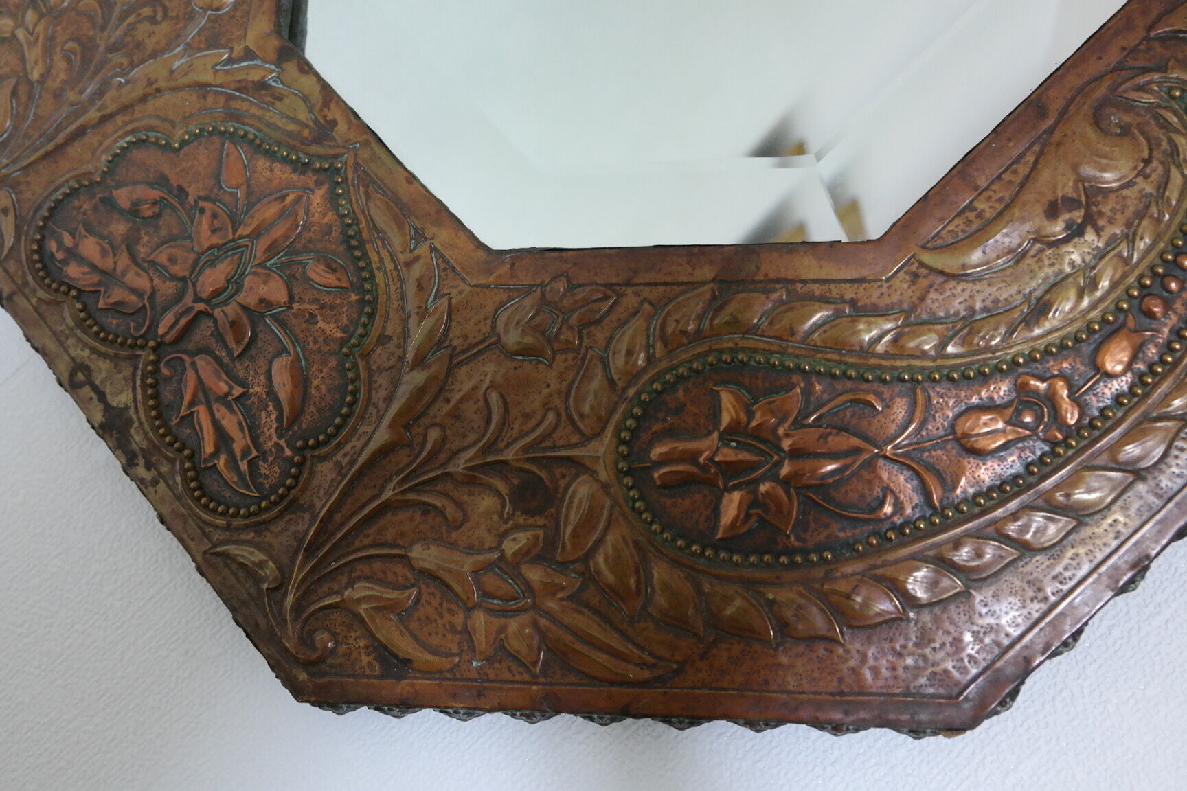 Antique bevelled artisanal mirror in repoussé copper - 54x45cm
