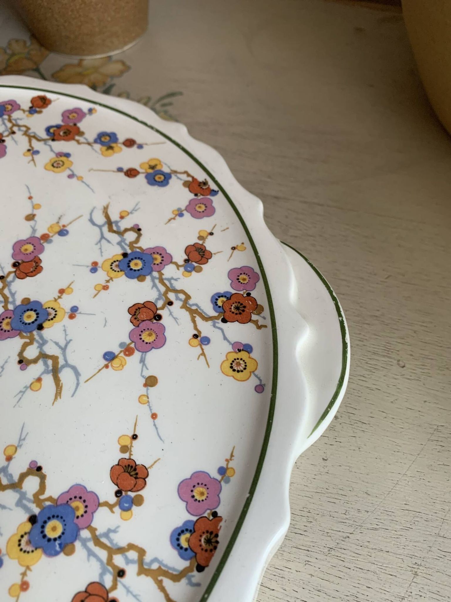 Plat à tarte vintage en faïence à anses – motif floral japonisant
